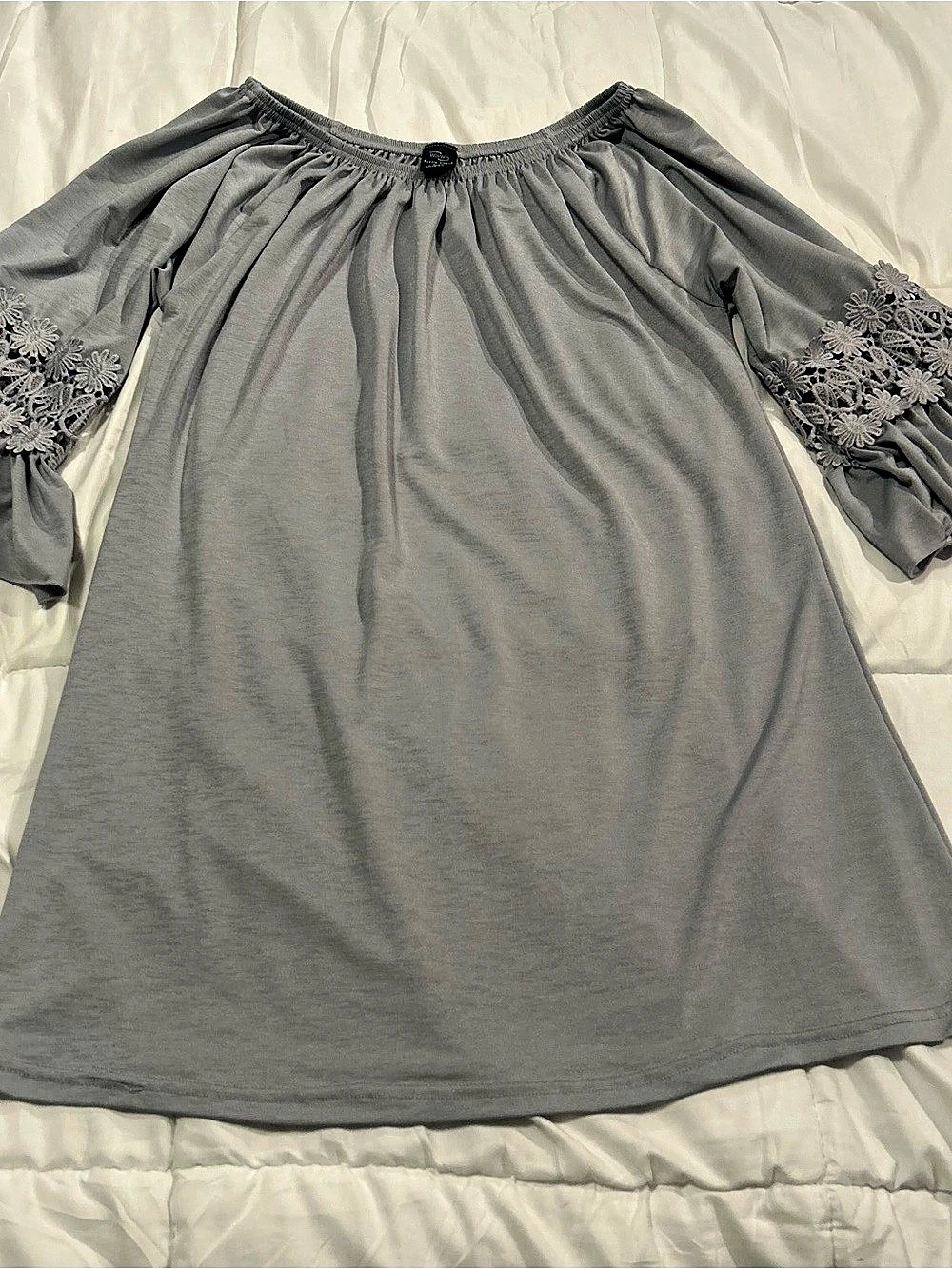 WinWin Ruffle Sleeve Tunic Gray Lace Cuff Tunic Size S-M Like New